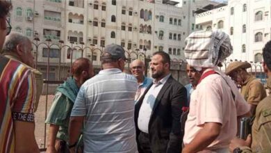 اليزيدي يواصل إشرافه الميداني على حملة النظافة الشاملة ويوجه بإعادة تأهيل حديقة الحي التجاري