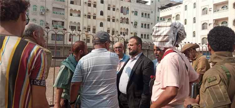 اليزيدي يواصل إشرافه الميداني على حملة النظافة الشاملة ويوجه بإعادة تأهيل حديقة الحي التجاري