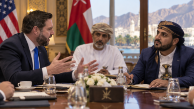 انزعاج سعودي من الاتصالات الأمريكية مع الحوثيين.. هل بدأت واشنطن مساراً منفصلاً عن الرياض في اليمن؟