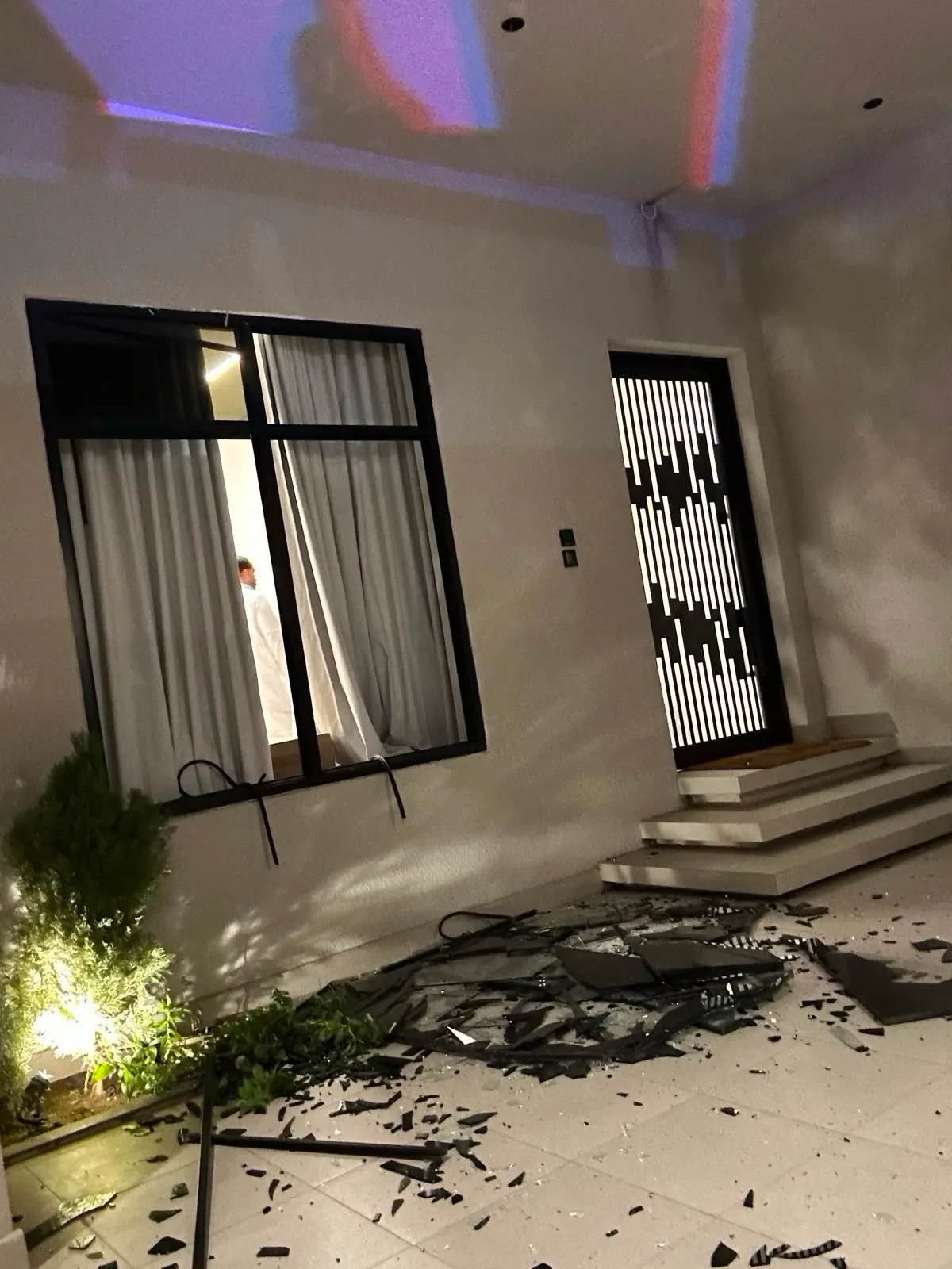 بالصور.. آثار استهداف الحوثيين للأعيان المدنية في أبها وخميس مشيط وجازان ونجران.. والتحالف: 73 مصابًا وإجراءات عملياتية للردع