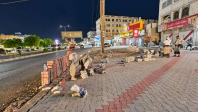 بتوجيهات المحافظ بن الوزير.. استمرار تعزيز البنية التحتية لمركز المحافظة مدينة عتق