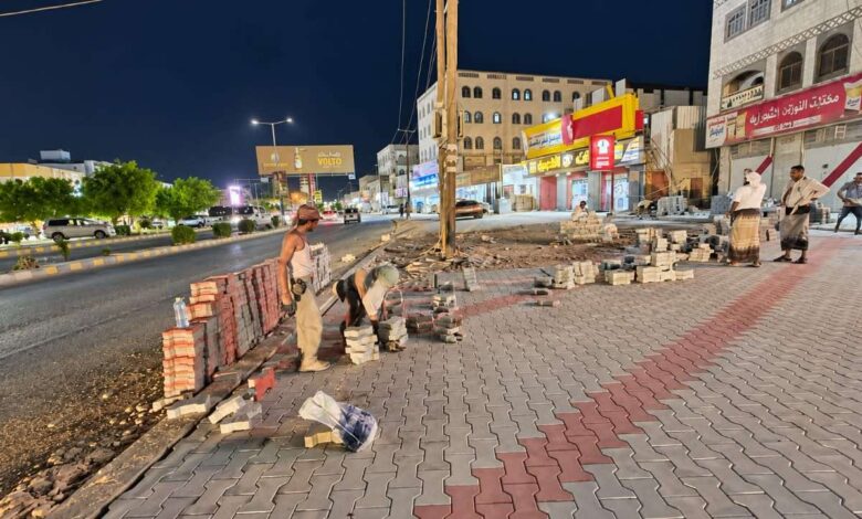 بتوجيهات المحافظ بن الوزير.. استمرار تعزيز البنية التحتية لمركز المحافظة مدينة عتق