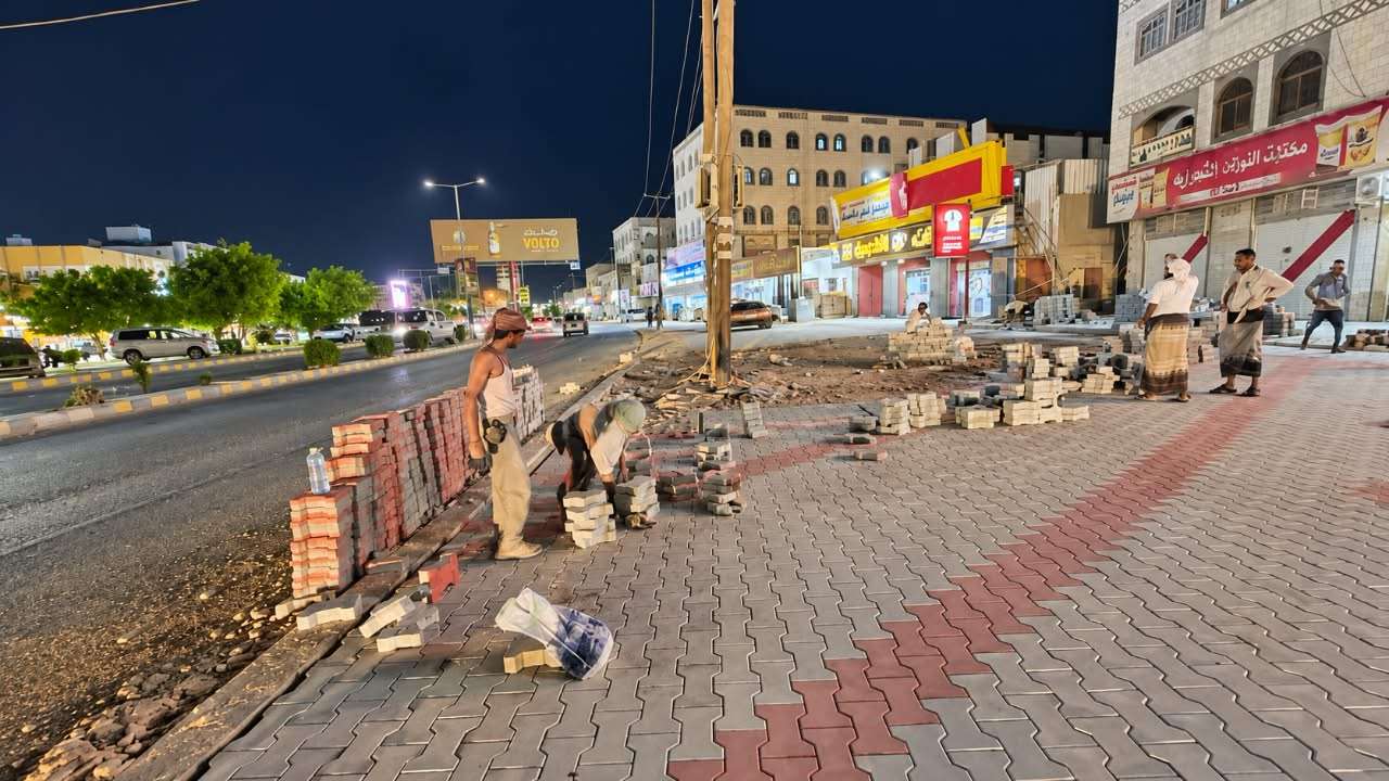 بتوجيهات المحافظ بن الوزير.. استمرار تعزيز البنية التحتية لمركز المحافظة مدينة عتق