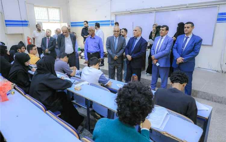 بحضور الوزير العبادي.. انطلاق امتحانات السنة التحضيرية بكلية الطب والعلوم الصحية بجامعة عدن