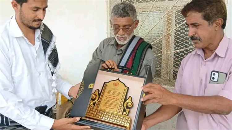 بحضور قيادة السلطة المحلية.. مدرسة حذة بيافع رُصد تكرم أوائل الطلاب والطالبات