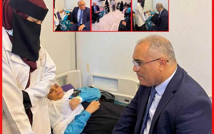 بلمسة أبوية حانية.. وزير التربية (العبادي) يزور الطلاب الأيتام بمدرسة (مسلم هنز) للمستشفى عقب حادث سير أليم بعدن