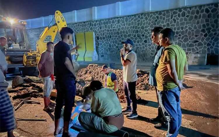 بن جرادي يطلع على أعمال إصلاح كسر في خط المياه المغذي لمنطقة شعب العيدروس