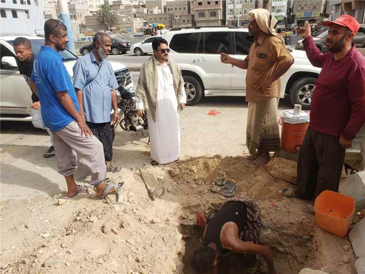 بهدف تحسين جودة الخدمات.. مدير اتصالات ساحل حضرموت يتفقد سير الأعمال في منطقة الهايبر بالمكلا