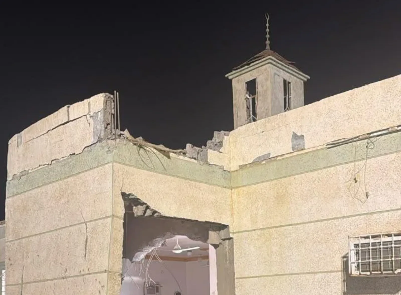 بيوت الله ليست خطًا أحمر عندهم.. مقذوف حوثي يدمّر مسجدًا في جازان بعد يوم من استهداف ميليشيات عراقية لمنطقة المدينة المنورة.. نهج واحد وأجندة واحدة