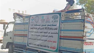 تدشين مشروع توزيع المواد الغذائية والاحتياجات الأساسية لمطبخين مجتمعيين في قرية الفلاحين بدار سعد