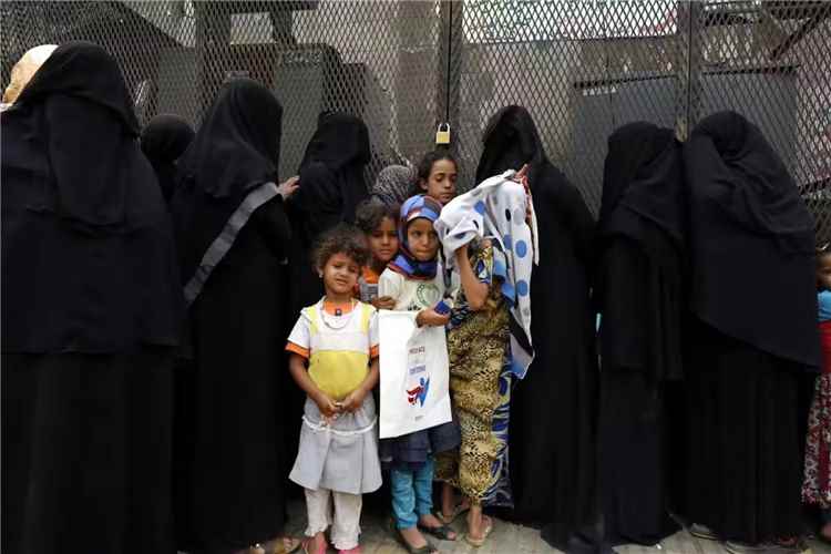 تصعيد الحوثيين يضاعف أعباء النساء في اليمن