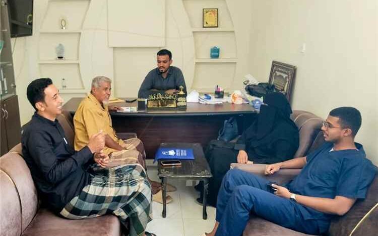 تنسيق مشترك لتطوير التدريب الميداني.. عمادة معهد الشحر للعلوم الصحية تزور إدارة الصحة بالمديرية