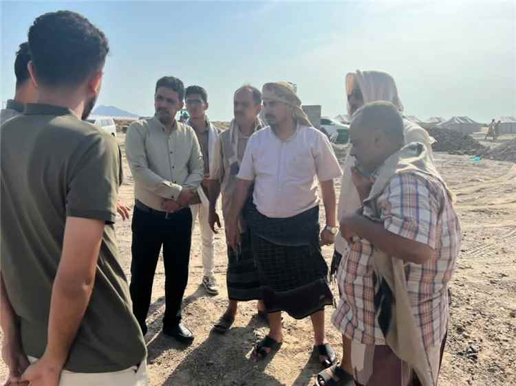 تنفيذًا لتوجيهات المحافظ.. الشؤون الاجتماعية بعدن توزع سلالاً غذائية على نازحي مخيم رأس عمران