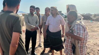 تنفيذًا لتوجيهات محافظ عدن.. الشؤون الاجتماعية توزع سلالًا غذائية على نازحي مخيم رأس عمران