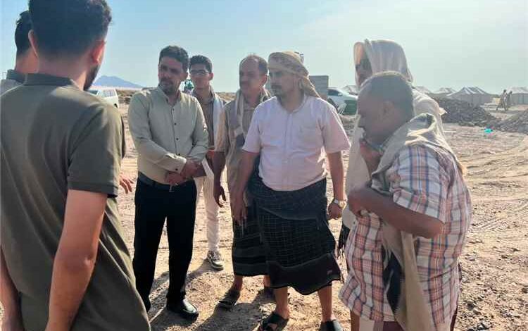 تنفيذًا لتوجيهات محافظ عدن.. الشؤون الاجتماعية توزع سلالًا غذائية على نازحي مخيم رأس عمران