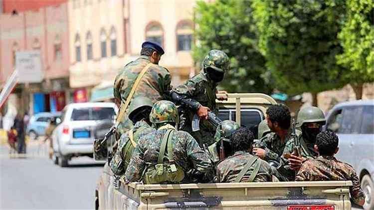 خلافات داخل صفوف الحوثيين في الوازعية.. أنباء عن قتلى وجرحى ومغادرة عشرات العناصر