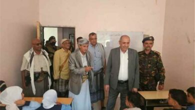 خلال تدشين العام الدراسي بالمعافر.. وكيل أول تعز يشدد على ضبط الرسوم المدرسية وتخفيف الأعباء عن المواطنين