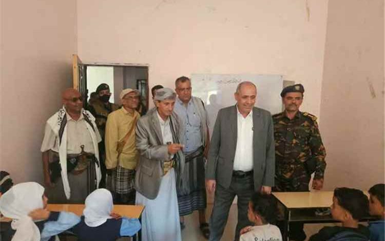خلال تدشين العام الدراسي بالمعافر.. وكيل أول تعز يشدد على ضبط الرسوم المدرسية وتخفيف الأعباء عن المواطنين