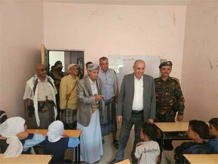 خلال تدشين العام الدراسي بالمعافر.. وكيل أول تعز يشدد على ضبط الرسوم المدرسية وتخفيف الأعباء عن المواطنين