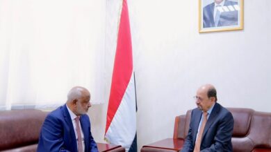 رئيس الوزراء يستقبل محافظ الحديدة ويؤكد ان استعادة كامل سلطة الدولة هدف وطني ثابت
