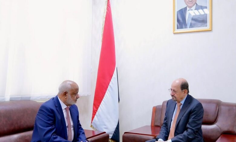 رئيس الوزراء يستقبل محافظ الحديدة ويؤكد ان استعادة كامل سلطة الدولة هدف وطني ثابت