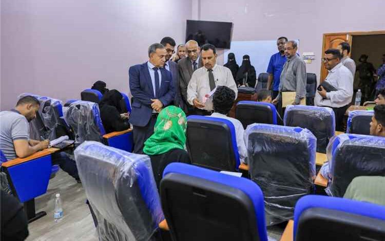 رئيس جامعة عدن يتفقد امتحانات مفاضلة الماجستير ويبحث استحداث دكتوراه المحاسبة في العلوم الإدارية