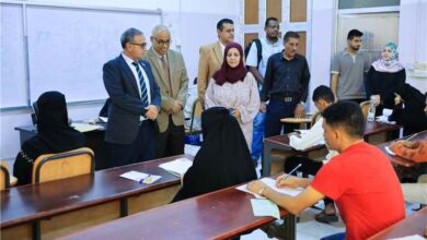 رئيس جامعة عدن يتفقد سير امتحانات المفاضلة بكلية التمريض
