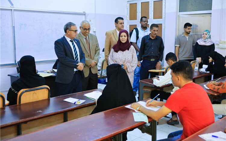 رئيس جامعة عدن يتفقد سير امتحانات المفاضلة بكلية التمريض