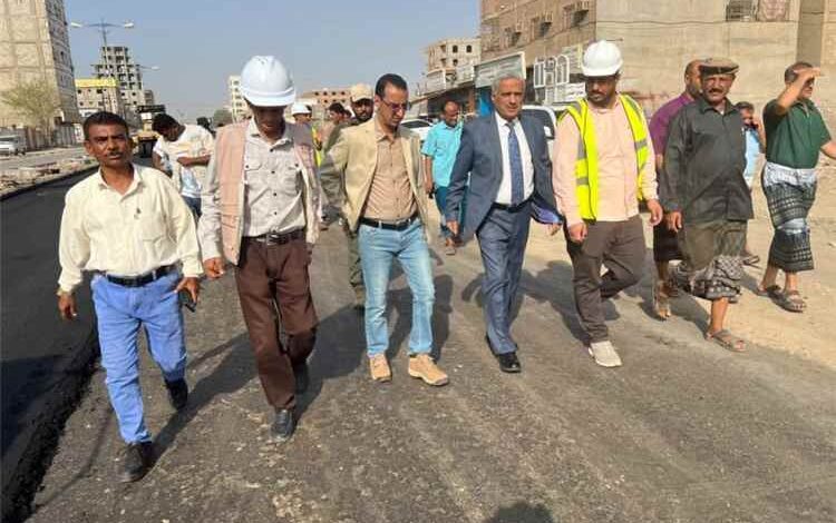 رئيس صندوق صيانة الطرق يطلع على مستوى الإنجاز في مشروع طريق التقنية–إنماء بعدن