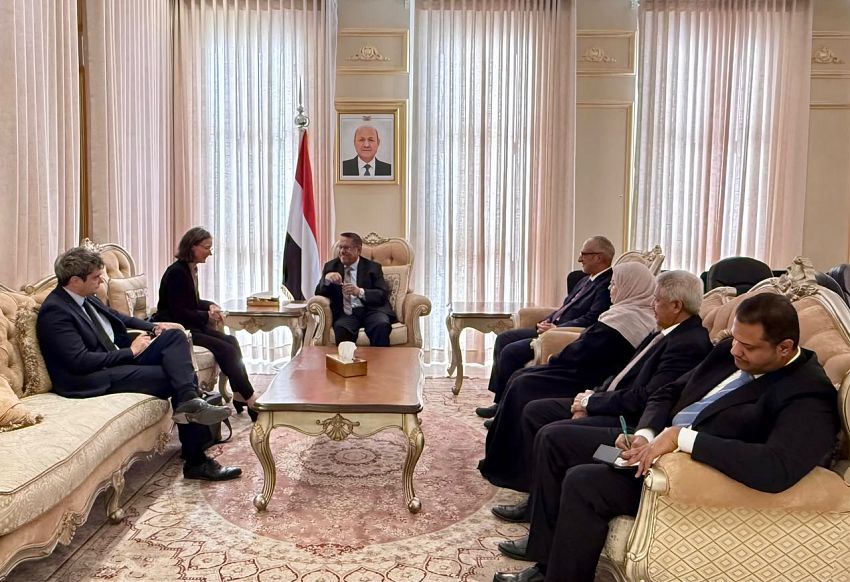 رئيس مجلس الشورى يبحث مع السفيرة الفرنسية مستجدات الأوضاع وتهديدات الحوثيين على الملاحة الدولية
