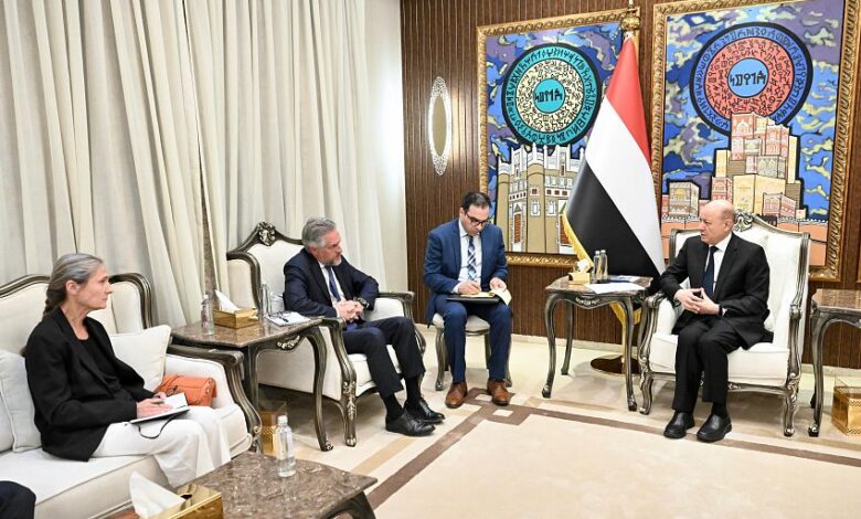 رئيس مجلس القيادة: دفاع اليمن عن باب المندب هو دفاع عن امن الممرات العالمية والإمدادات المنقذة للحياة
