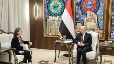 رئيس مجلس القيادة يؤكد قدرة الدولة على استعادة زمام المبادرة في الساحل الغربي واستكمال تحرير كافة أراضيها