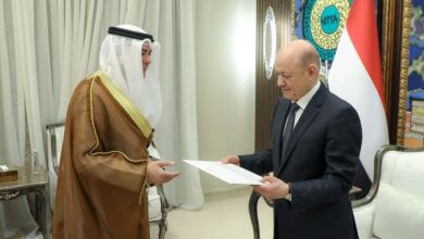 رئيس مجلس القيادة يتسلم رسالة جوابية من أمير دولة الكويت