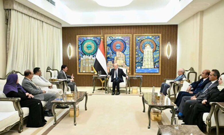 رئيس مجلس القيادة يلتقي اللجنة الوطنية للتحقيق ويتسلم تقريرها الدوري الرابع عشر