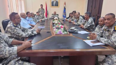 رئيس مصلحة خفر السواحل اليمنية يجتمع بقيادات المصلحة ويشدد على رفع الجاهزية والانضباط وتعزيز الأداء