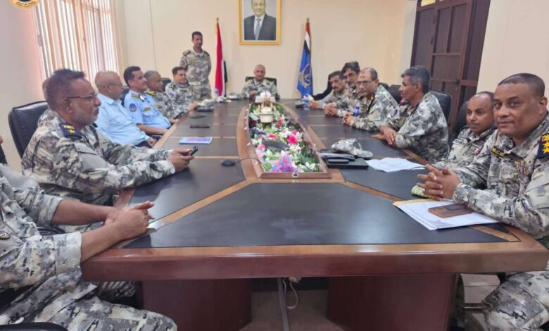 رئيس مصلحة خفر السواحل اليمنية يجتمع بقيادات المصلحة ويشدد على رفع الجاهزية والانضباط وتعزيز الأداء