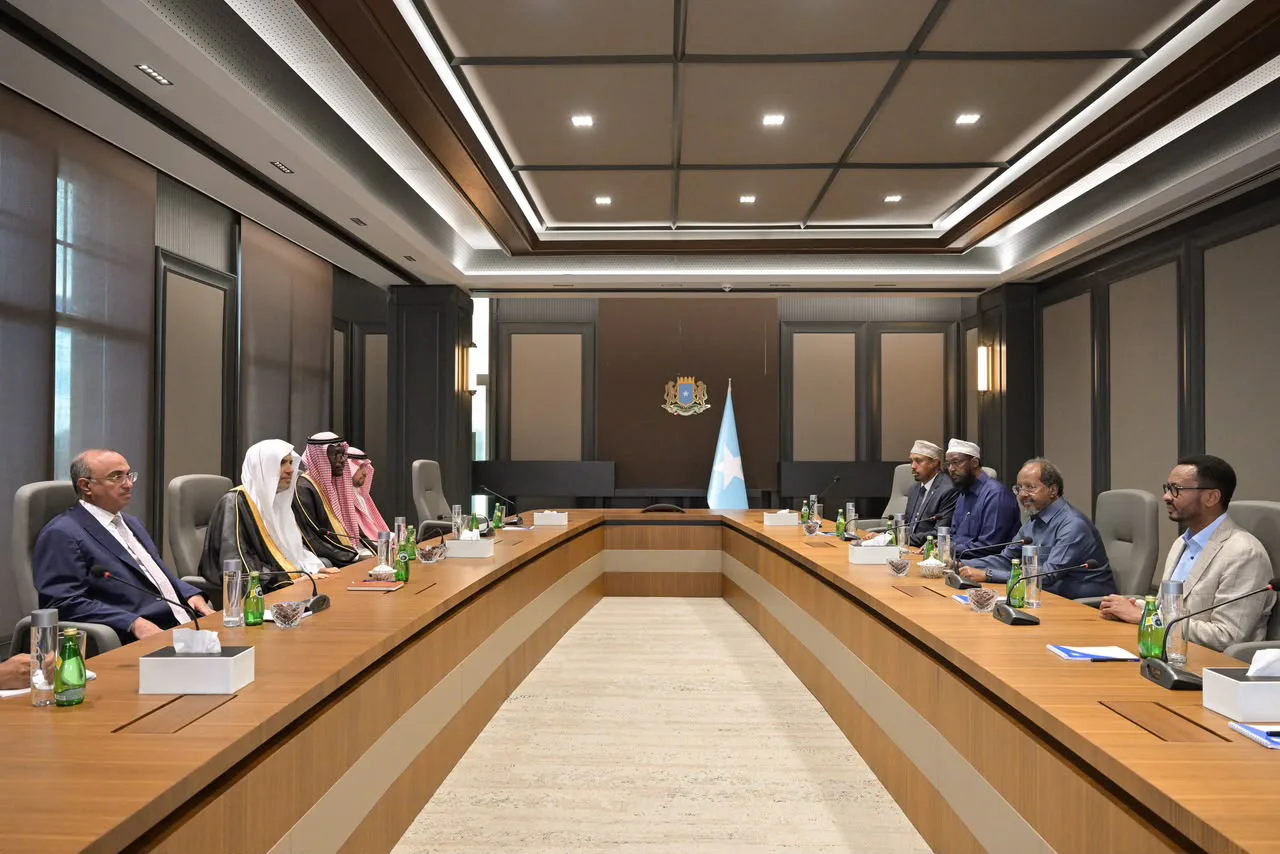 رئيسُ جمهورية الصومال الفيدرالية يستقبل أمينَ عام رابطة العالم الإسلامي
