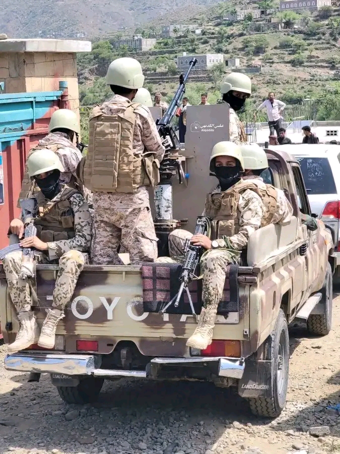 رواية رسمية لمعارك غرب تعز.. والحوثي يستهدف مدرسة بصاروخ