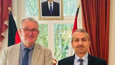سفير اليمن يبحث مع خبير ألماني مستجدات الأوضاع في اليمن والمنطقة