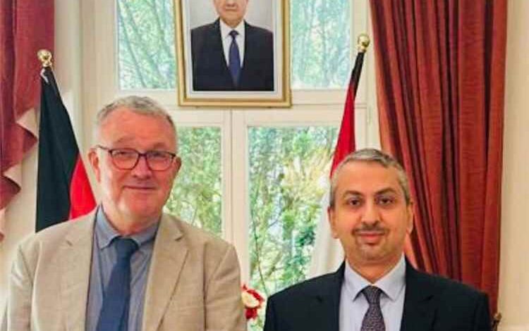 سفير اليمن يبحث مع خبير ألماني مستجدات الأوضاع في اليمن والمنطقة