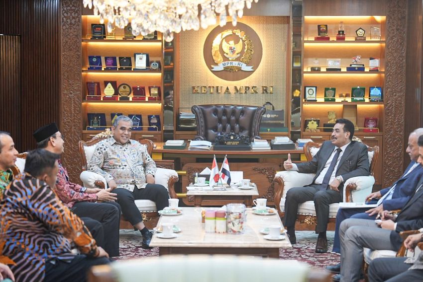 سفير اليمن يبحث مع رئيس مجلس الشورى الإندونيسي العلاقات الثنائية ومستجدات الأوضاع في اليمن