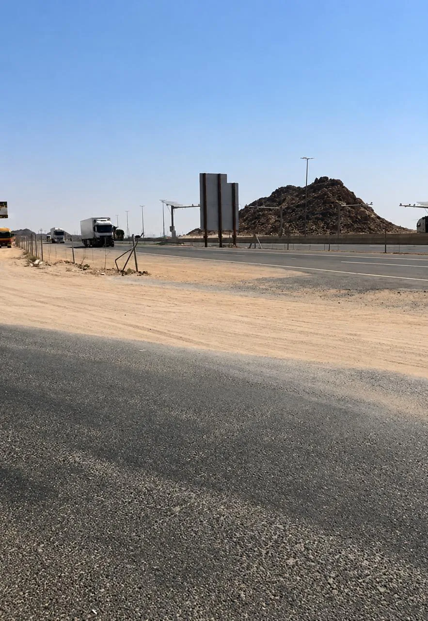شاحنات تعبر «كوبري محيرقة القويع» بسرعات تتجاوز 120 كم/س وهيئة الطرق تحدد احتياجات السلامة