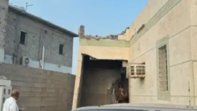 شاهد | مقذوف حوثي يلحق أضرارًا بمسجد ومبانٍ ومركبات في جازان والسلطات السعودية تعلن : إصابتان وأضرار مادية بالهجوم
