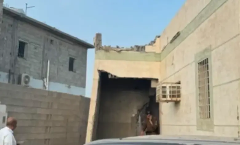 شاهد | مقذوف حوثي يلحق أضرارًا بمسجد ومبانٍ ومركبات في جازان والسلطات السعودية تعلن : إصابتان وأضرار مادية بالهجوم