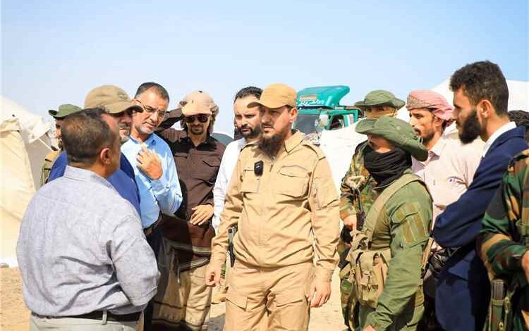 شيخ والكاف يتفقدان سير العمل بمخيم النازحين غرب العاصمة عدن