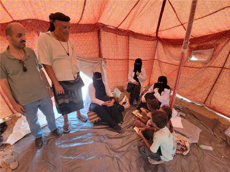 صحة البريقة تتفقد أوضاع النازحين في مخيم عمران وتقدم الرعاية الطبية
