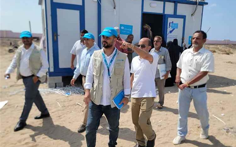 صحة البريقة تتفقد العربة الطبية بمخيم النازحين في عمران برفقة وفد اليونيسف