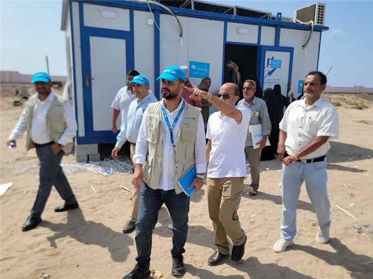 صحة البريقة تتفقد العربة الطبية بمخيم النازحين في عمران برفقة وفد اليونيسف