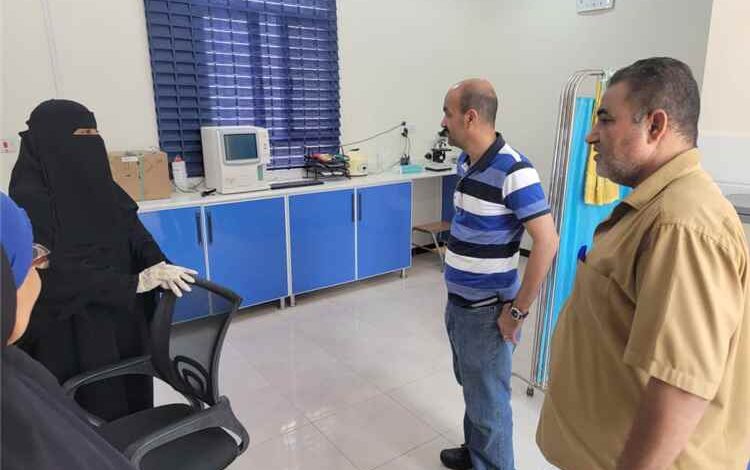 صحة البريقة" تطلع على مستوى الخدمات الصحية بمركز بئر أحمد الصحي