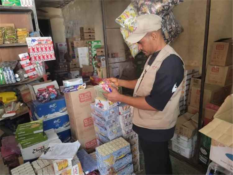 صناعة البريقة" يوزع تكاليف حضور نيابية لفرن ومحل بهارات مخالفين ويُشرف على توزيع 200 أسطوانة غاز بـ "عمران"